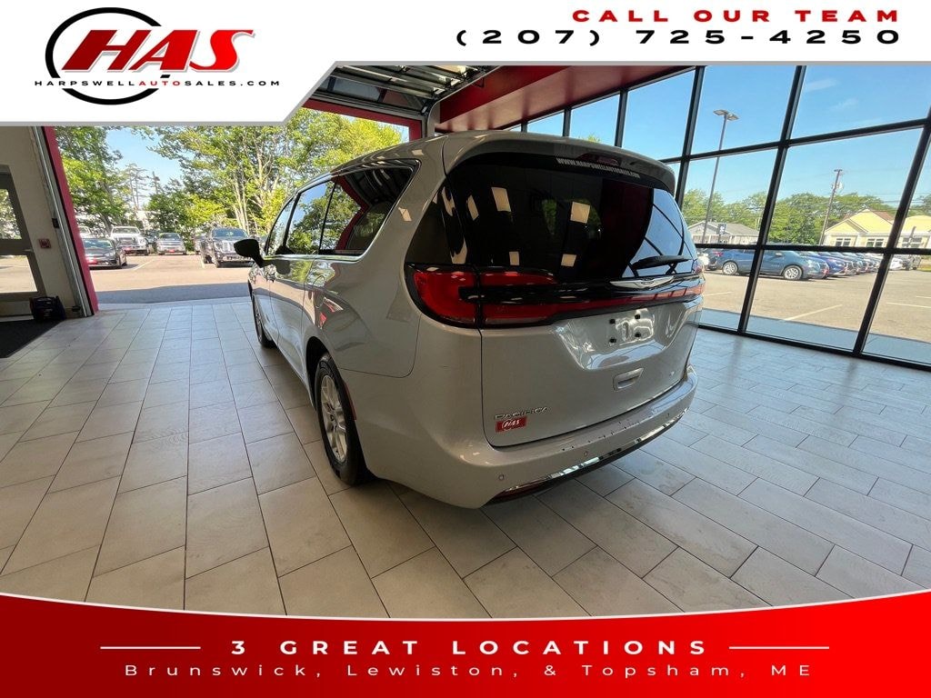 Used 2023 Chrysler Pacifica Touring L Minivan/Van