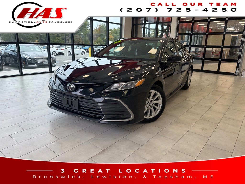 2023 Toyota Camry LE's photo