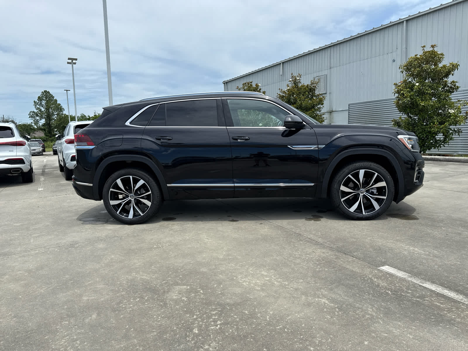 2025 Volkswagen Atlas Cross Sport SEL Premium R-Line photo 4