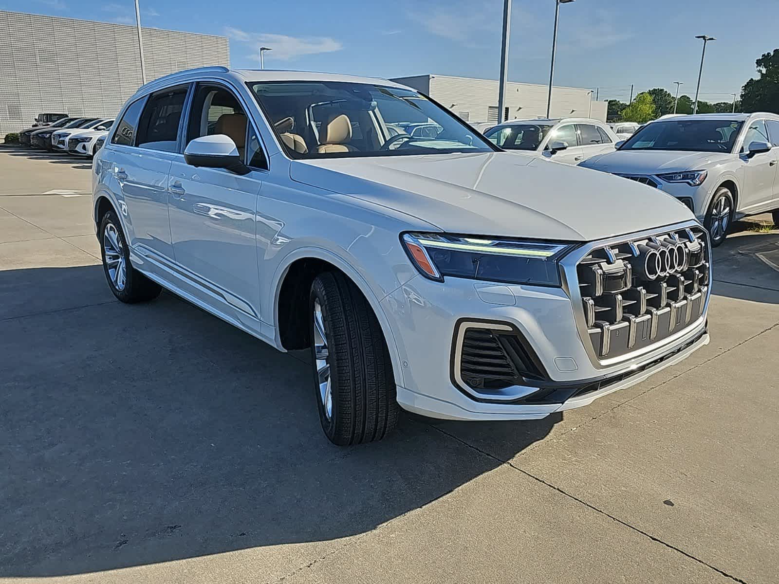 2025 Audi Q7 45 Premium Plus photo 2