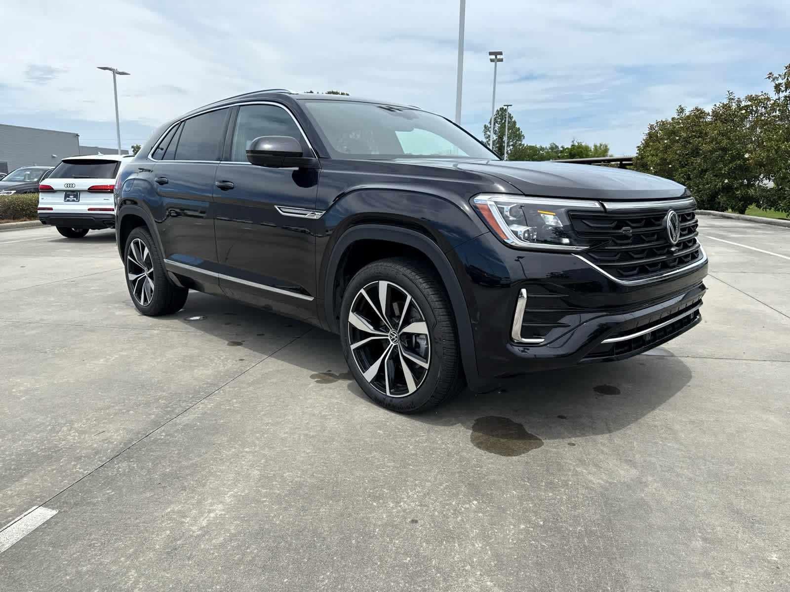 2025 Volkswagen Atlas Cross Sport SEL Premium R-Line photo 3