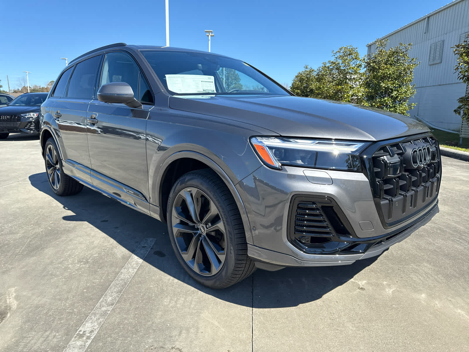 2025 Audi Q7 55 Premium Plus photo 3
