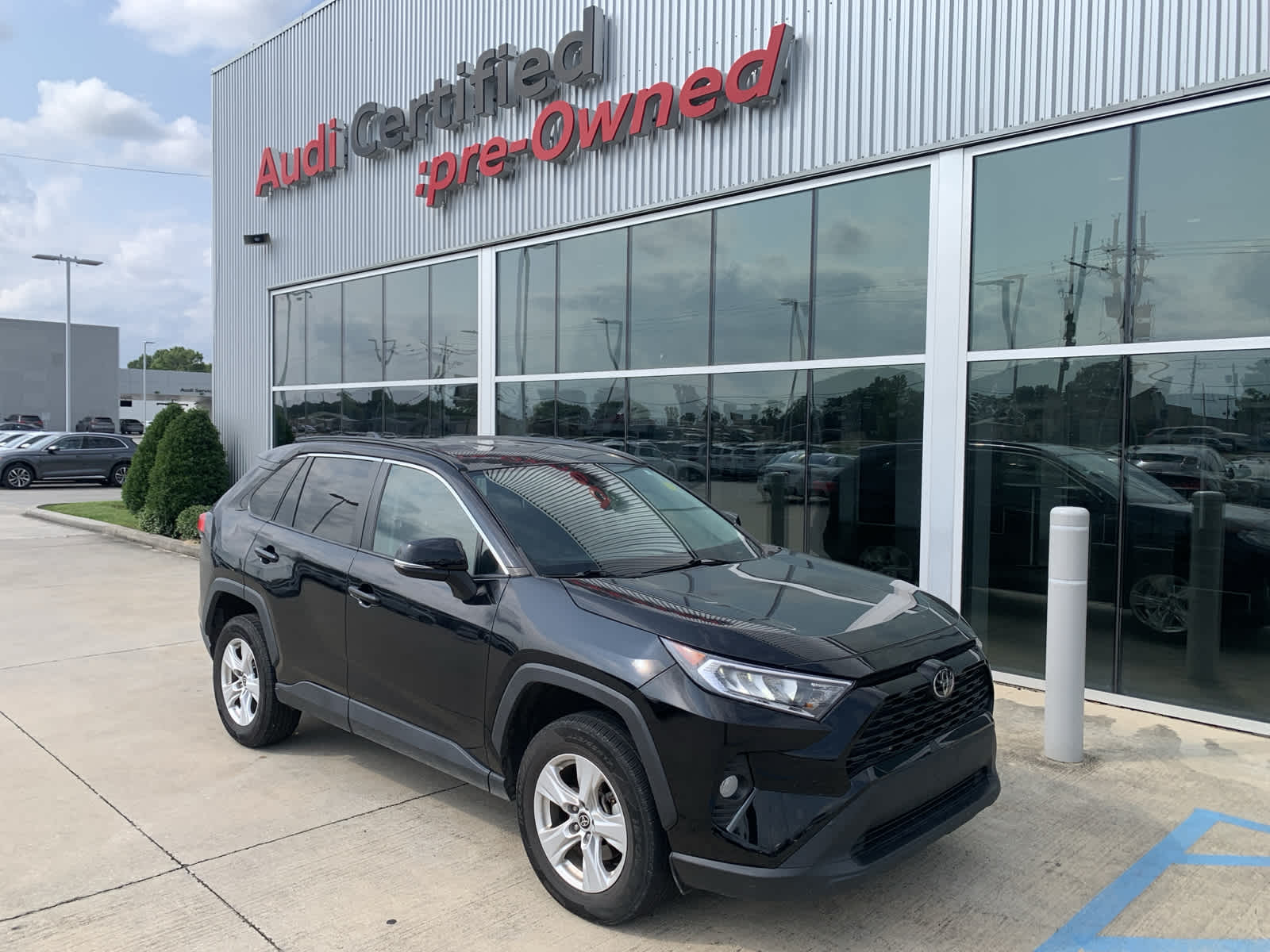 Used 2021 Toyota RAV4 XLE with VIN 2T3P1RFV9MW212299 for sale in Baton Rouge, LA