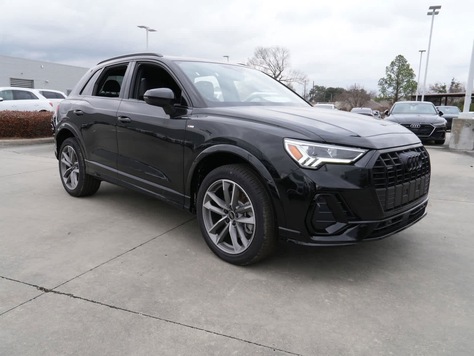 2025 Audi Q3 45 TFSI S line Premium photo 3
