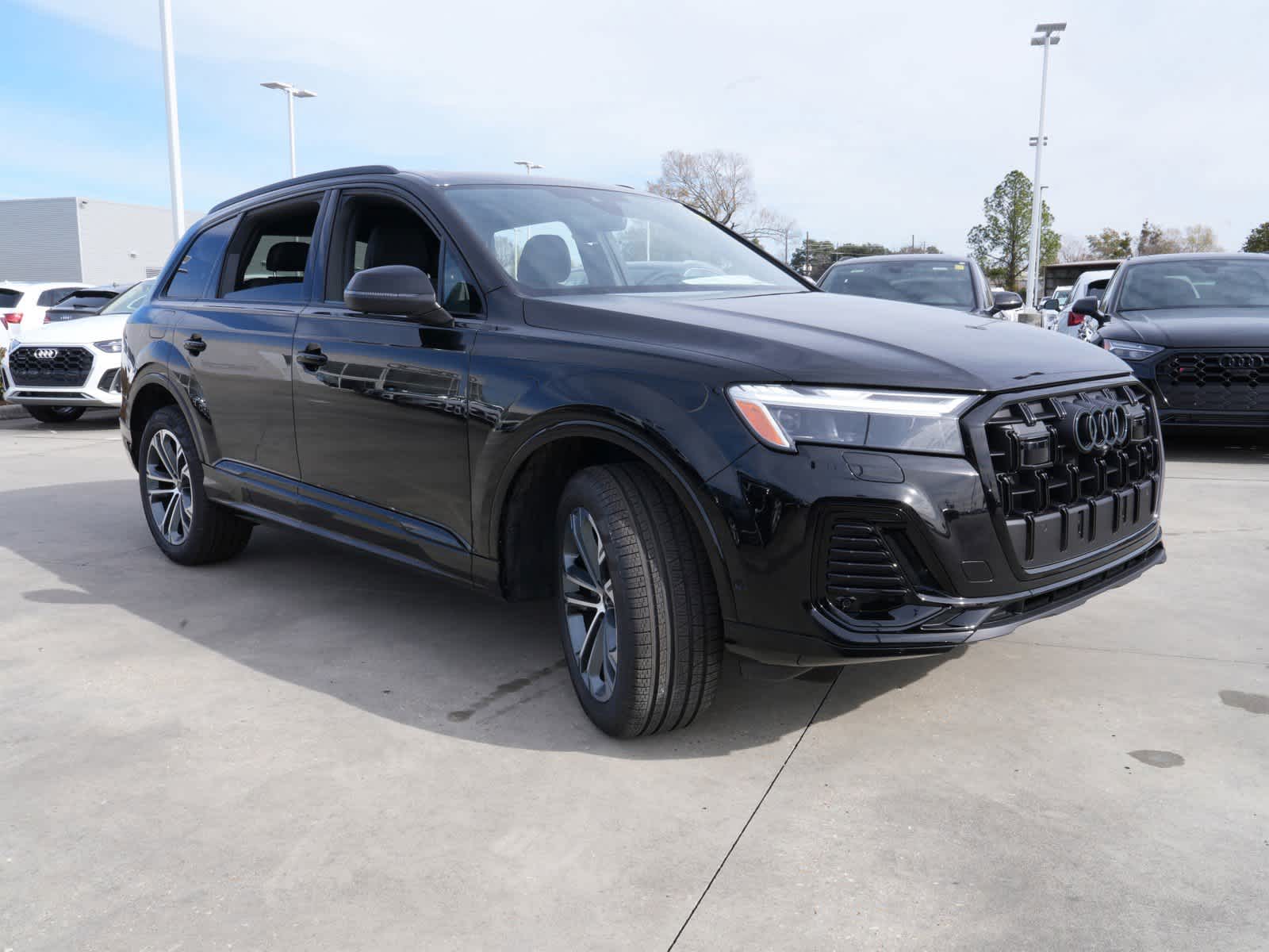 2025 Audi Q7 45 Premium Plus photo 3