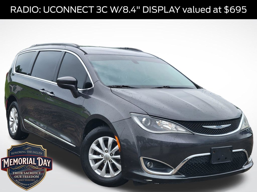 2017 Chrysler Pacifica Touring-L's photo