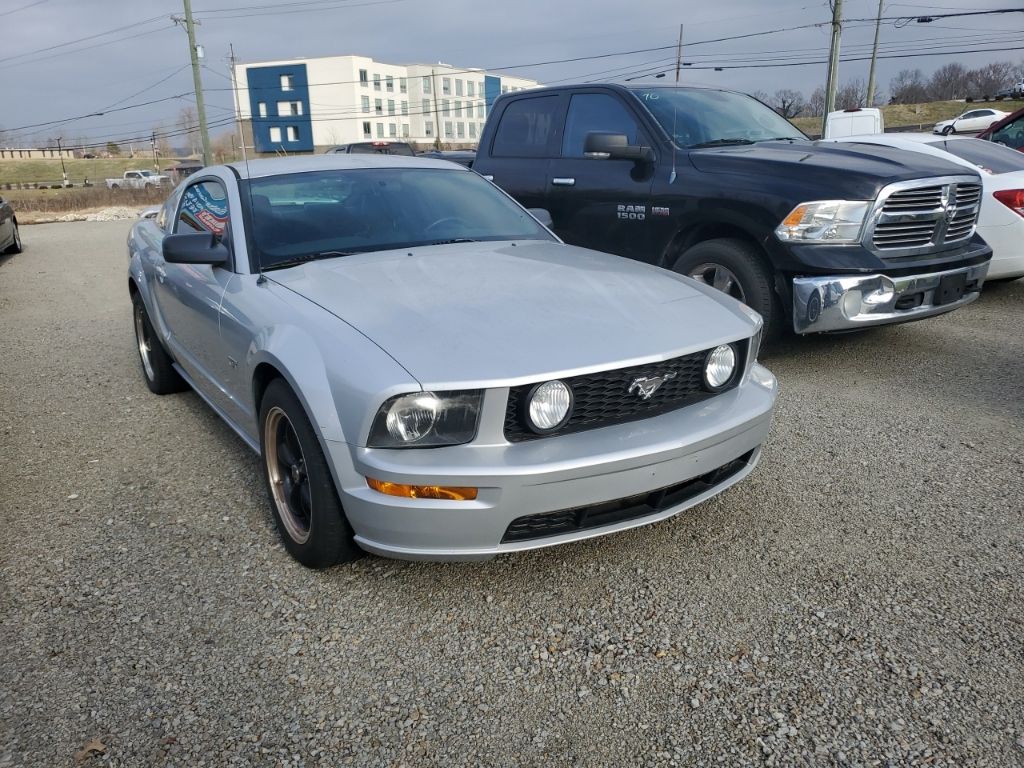 2005 Ford Mustang GT Deluxe's photo