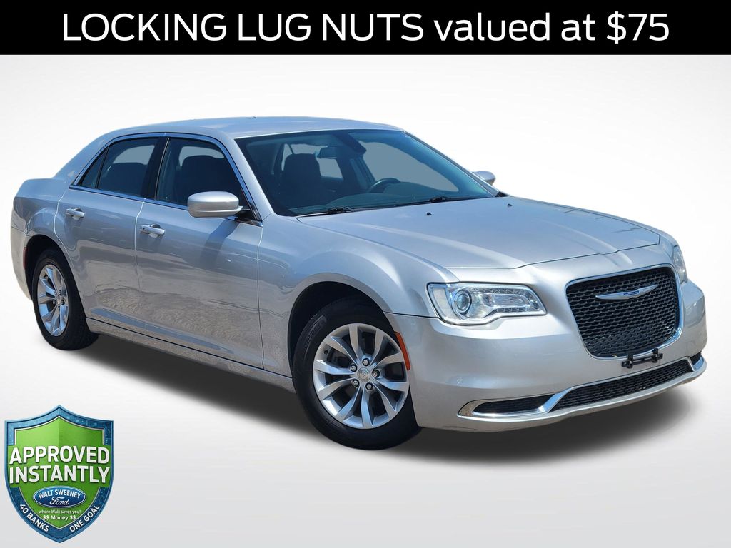 2021 Chrysler 300 Touring's photo