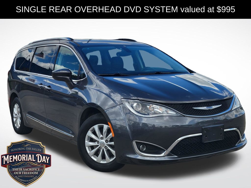 2019 Chrysler Pacifica Touring L's photo
