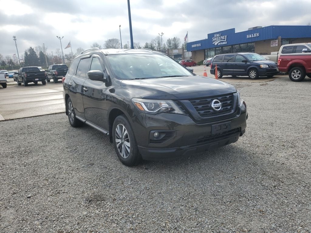 2017 Nissan Pathfinder SV's photo
