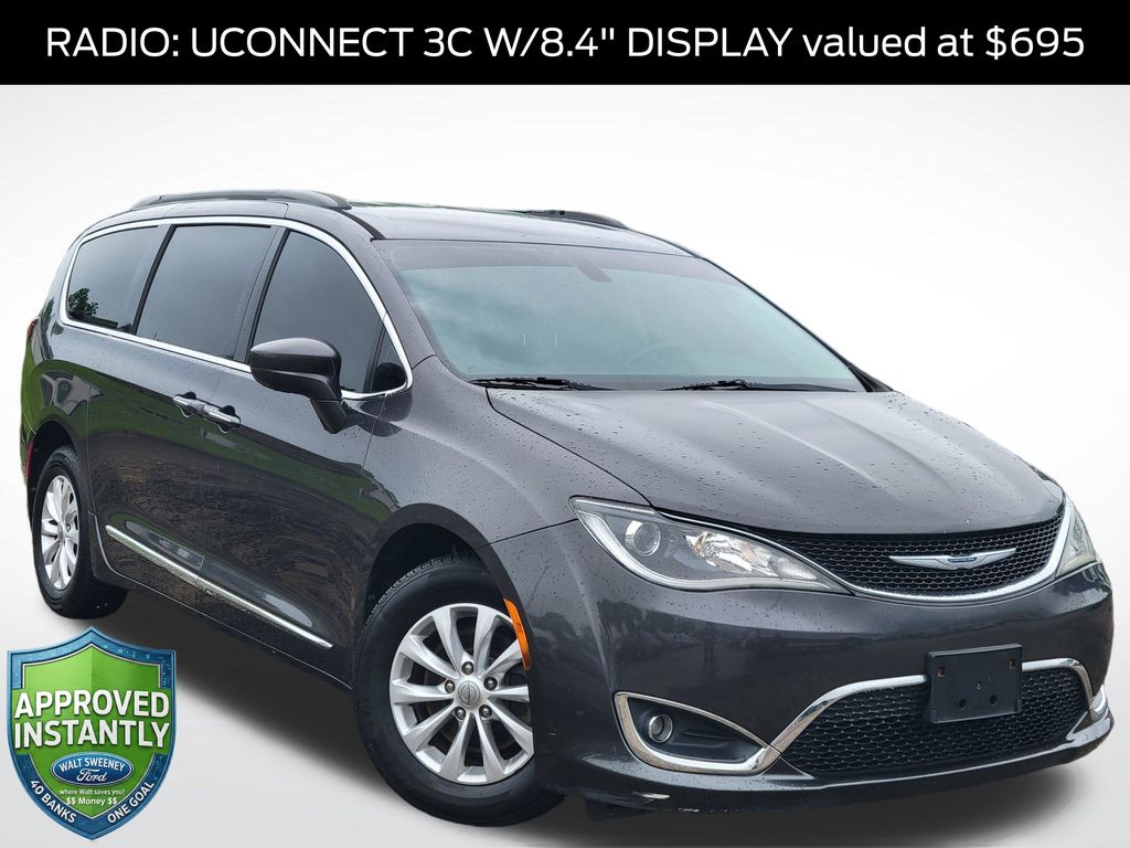 2017 Chrysler Pacifica Touring-L's photo