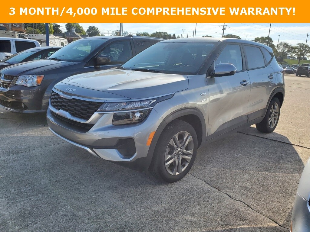 2023 Kia Seltos LX photo 2
