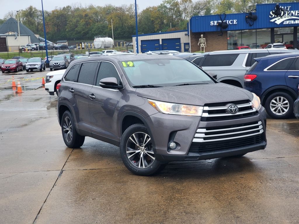 2019 Toyota Highlander LE Plus's photo