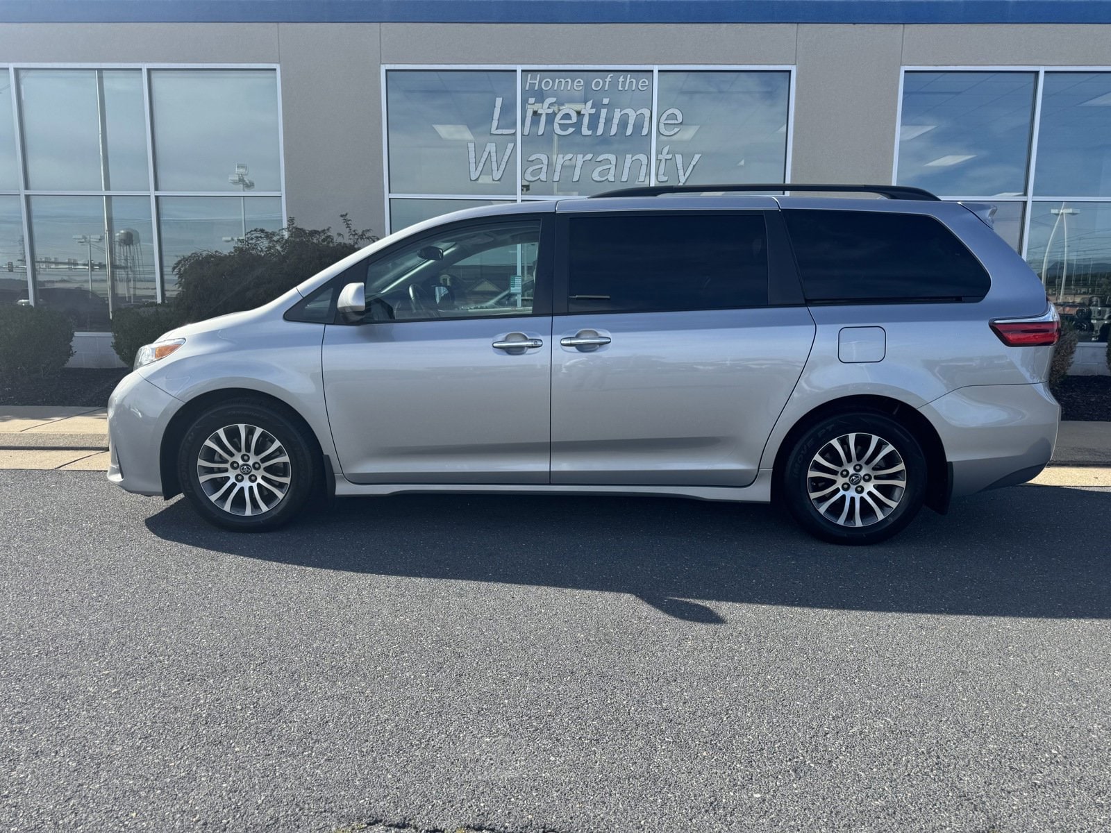 Used 2018 Toyota Sienna XLE with VIN 5TDYZ3DC5JS933860 for sale in Harrisonburg, VA