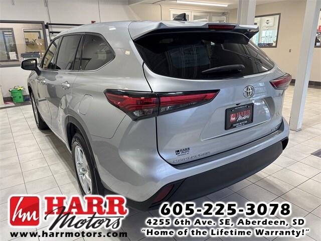 2022 Toyota Highlander LE photo 3