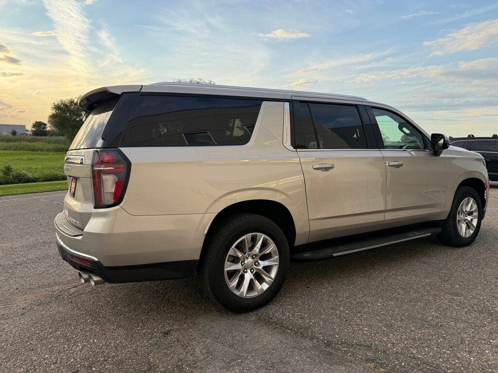 2021 Chevrolet Suburban Premier photo 3