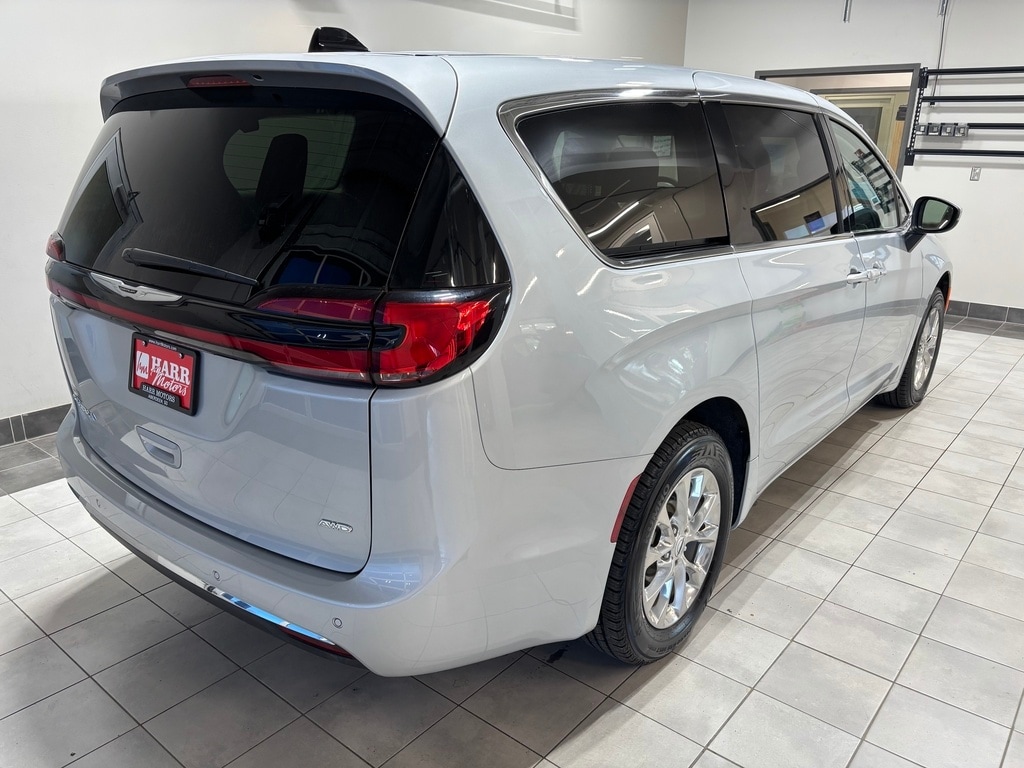 2023 Chrysler Pacifica Touring L photo 4