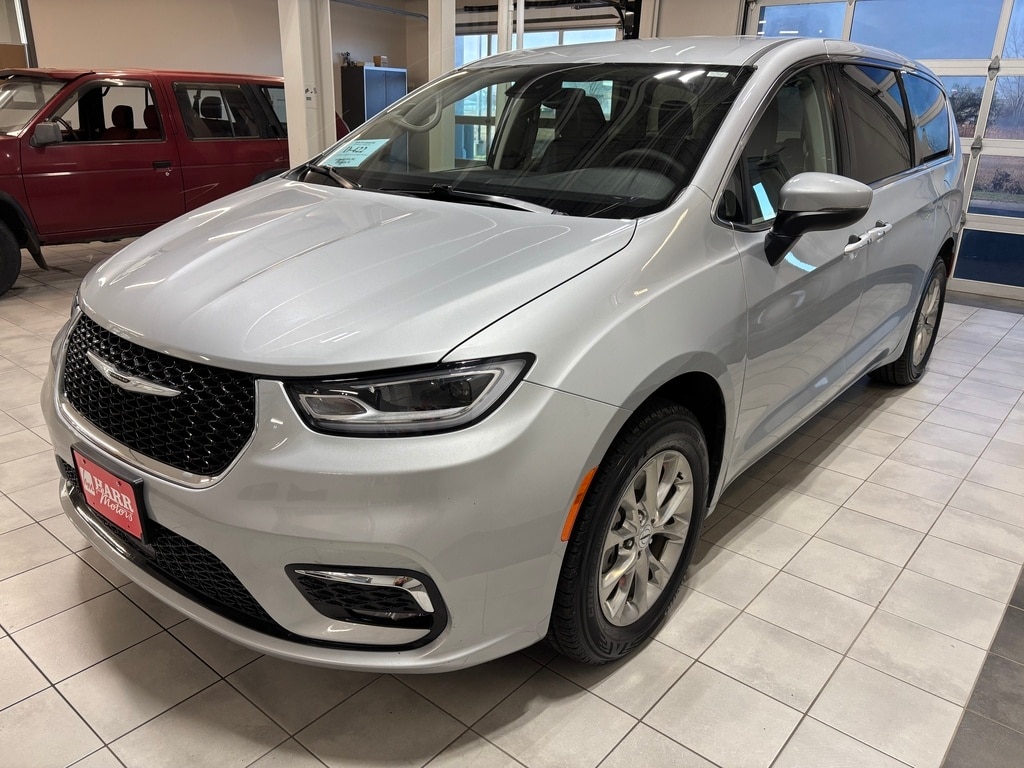 2023 Chrysler Pacifica Touring L's photo