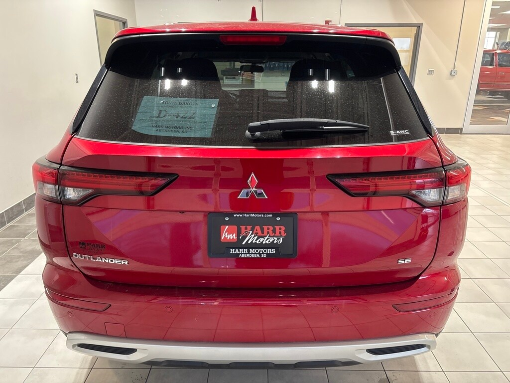2024 Mitsubishi Outlander SE photo 3