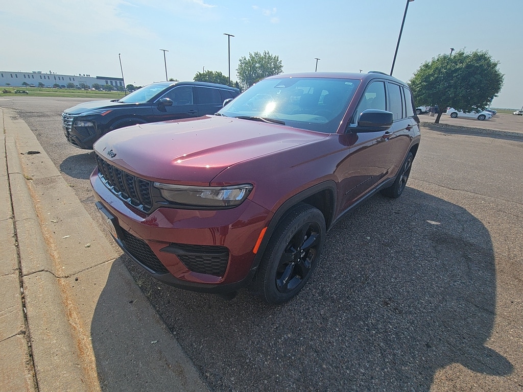 Used 2023 Jeep Grand Cherokee Altitude Sport Utility