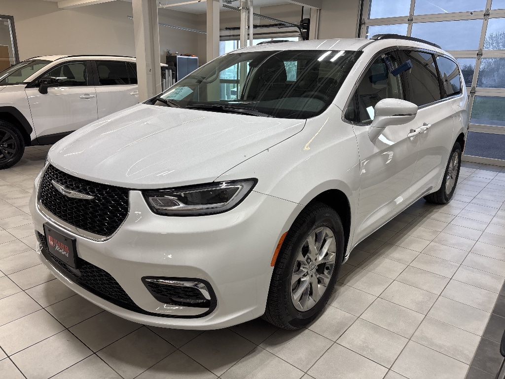 2022 Chrysler Pacifica Touring L's photo