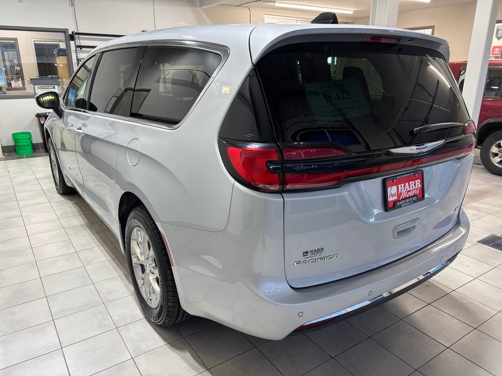 2023 Chrysler Pacifica Touring L photo 2