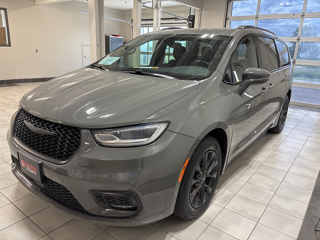 2021 Chrysler Pacifica Touring's photo