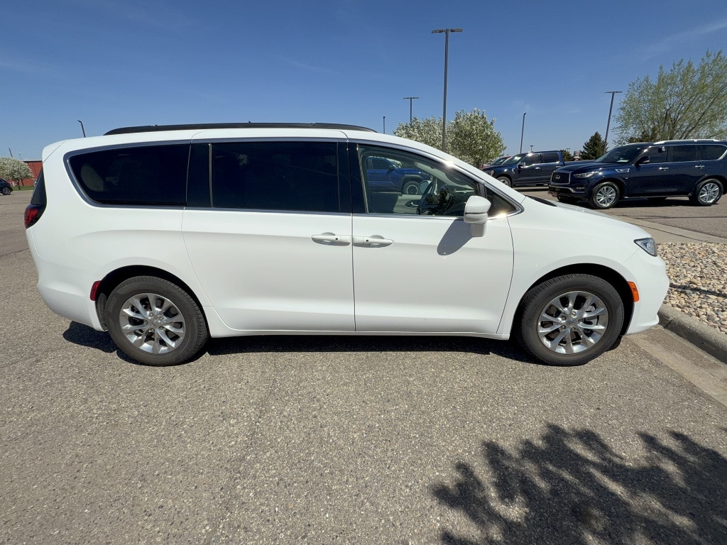 2022 Chrysler Pacifica Touring L's photo