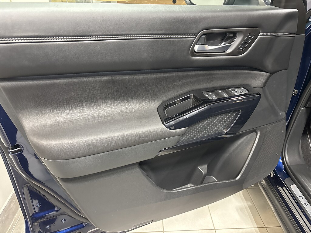 2026 Nissan Pathfinder Platinum - Photo 8