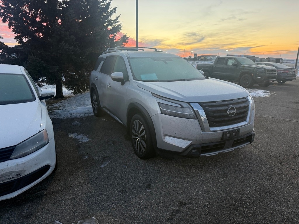 2022 Nissan Pathfinder Platinum's photo