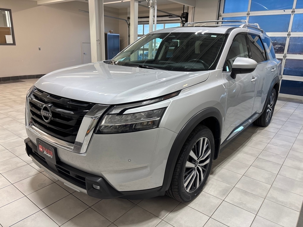 2022 Nissan Pathfinder Platinum's photo