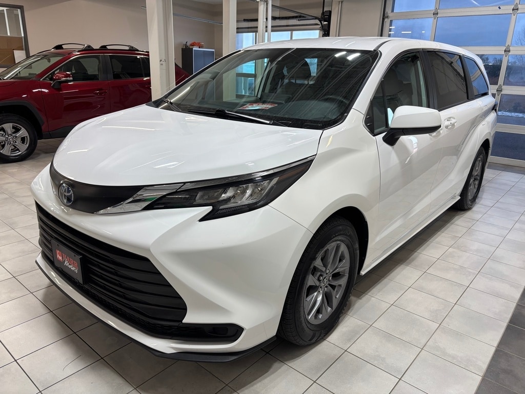 2022 Toyota Sienna LE photo 2