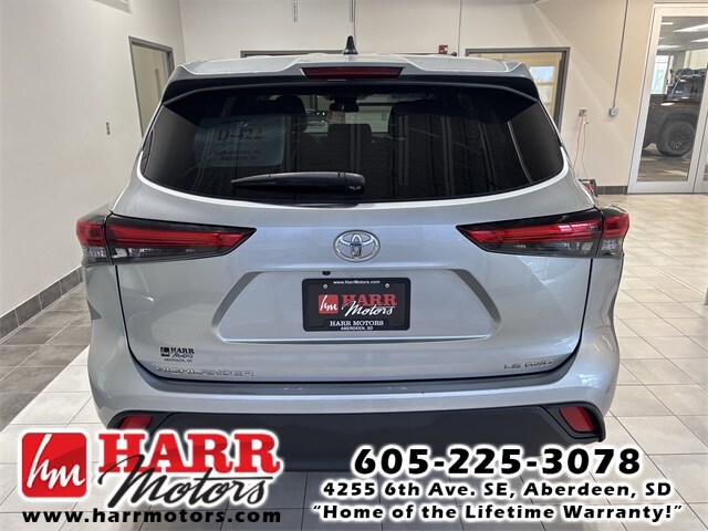 2022 Toyota Highlander LE photo 3