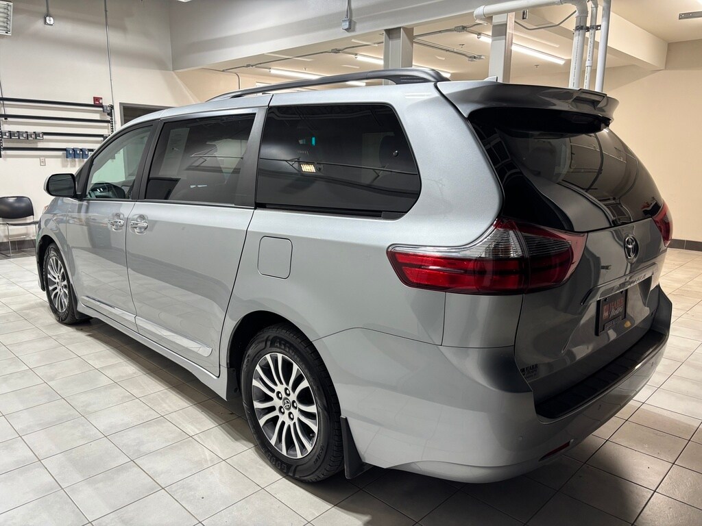 2020 Toyota Sienna XLE photo 2