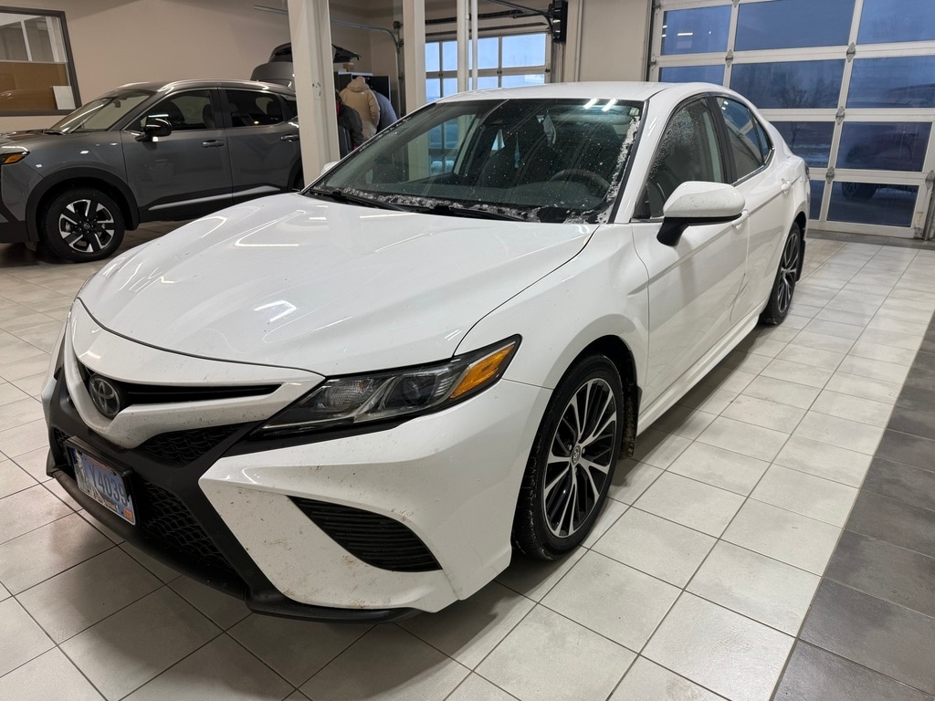 2020 Toyota Camry SE's photo