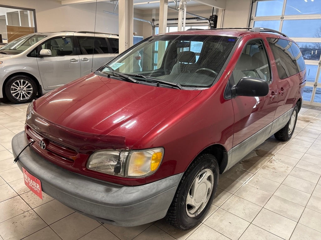 1998 Toyota Sienna LE's photo