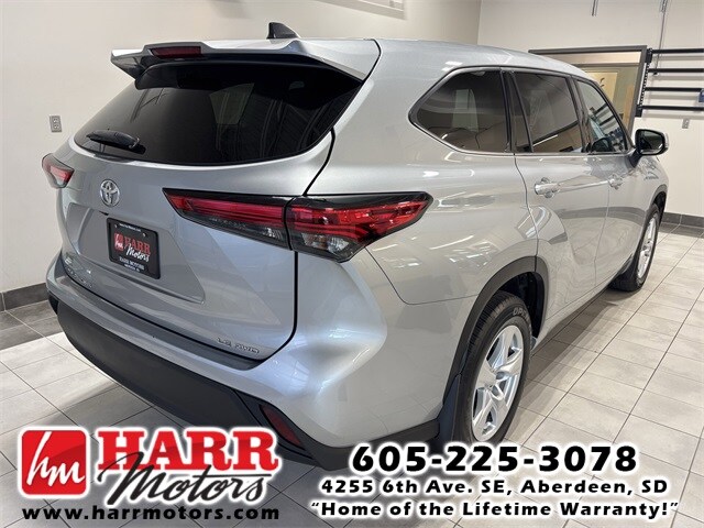 2022 Toyota Highlander LE photo 4