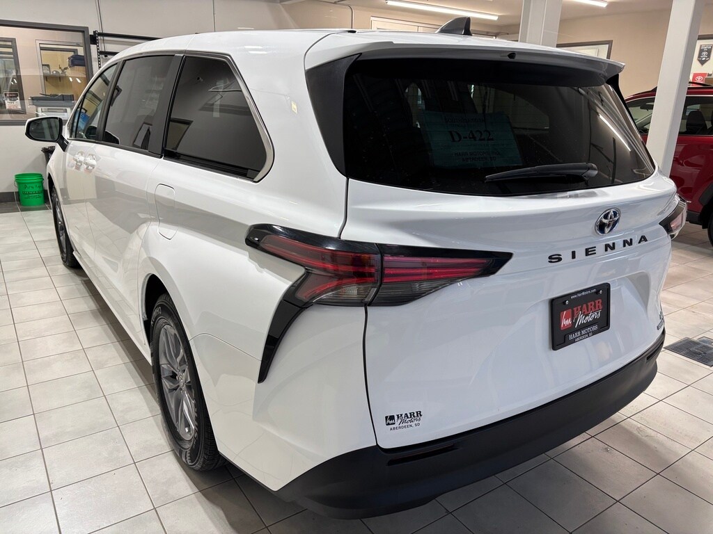 2022 Toyota Sienna LE photo 2