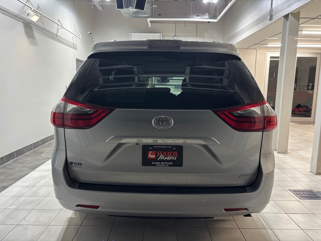 2020 Toyota Sienna XLE photo 3