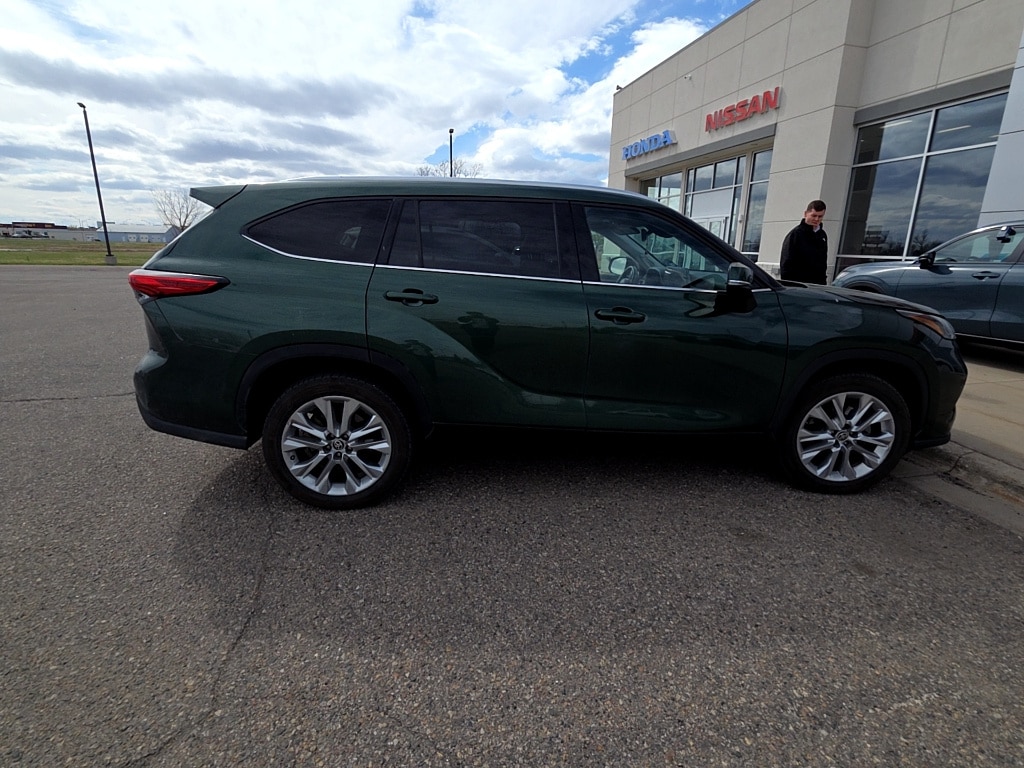 2023 Toyota Highlander Limited FWD's photo
