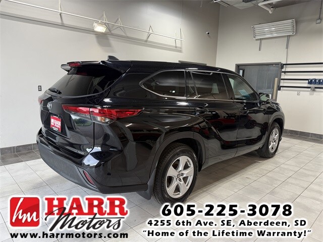 2022 Toyota Highlander LE photo 4