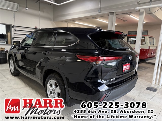 2022 Toyota Highlander LE photo 2