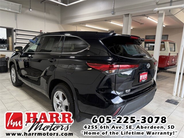 2022 Toyota Highlander LE photo 2