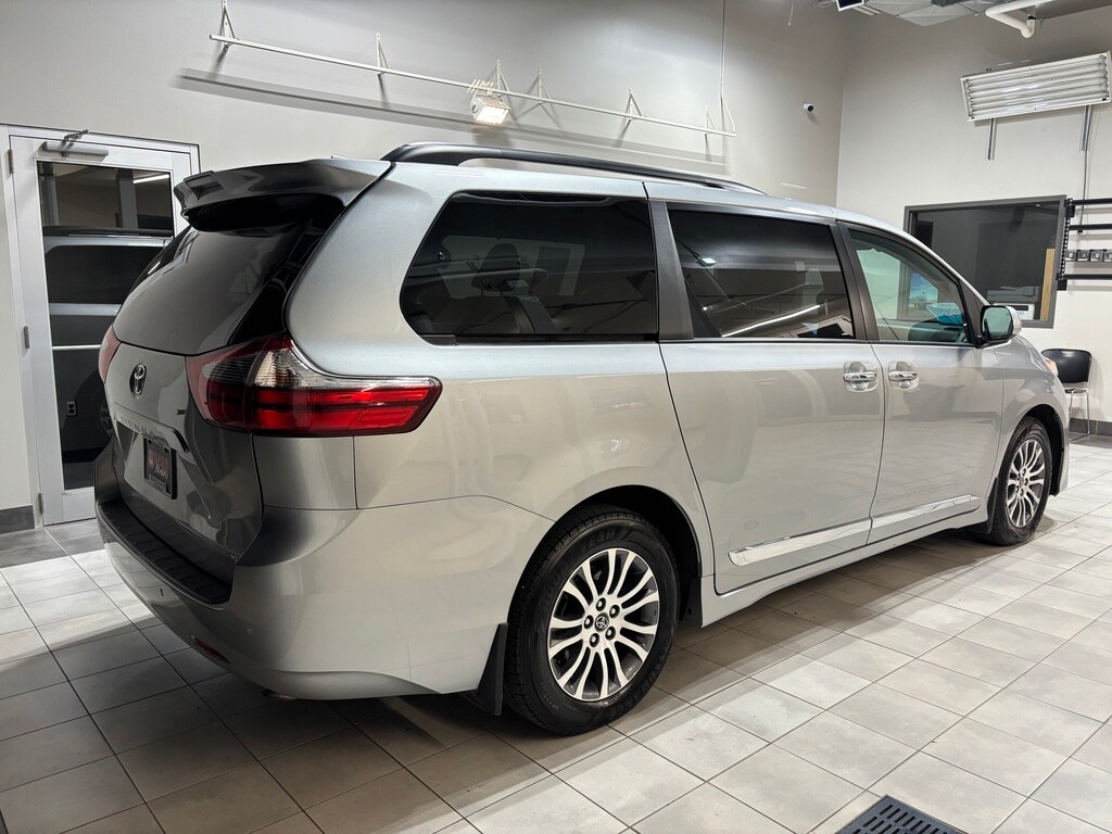2020 Toyota Sienna XLE photo 4