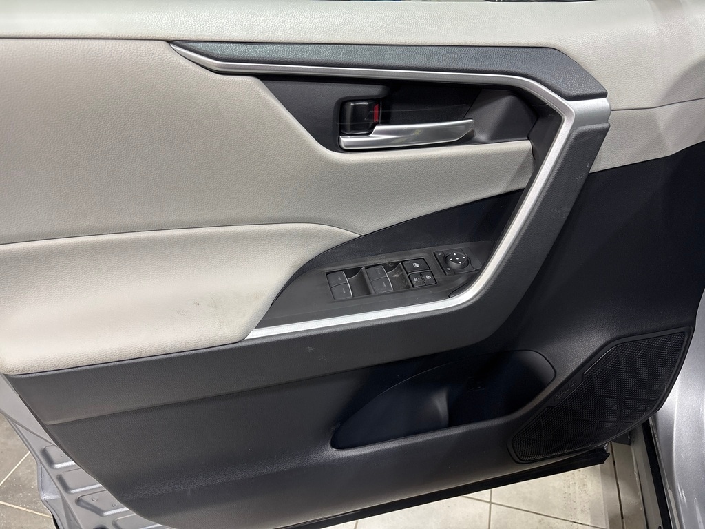 2025 Toyota RAV4 Hybrid XLE photo 2