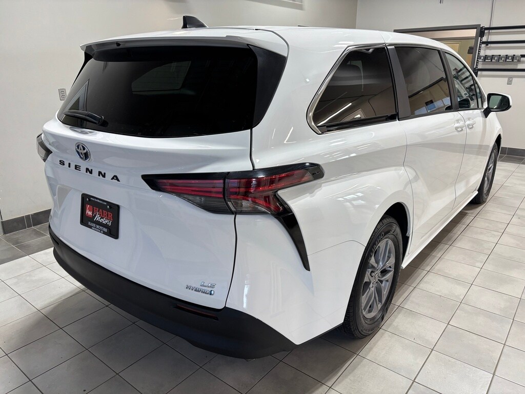2022 Toyota Sienna LE photo 4