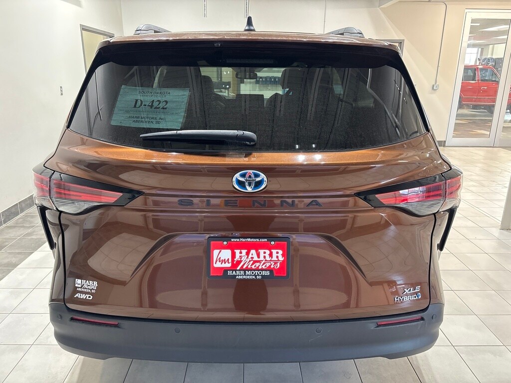 2021 Toyota Sienna XLE photo 3