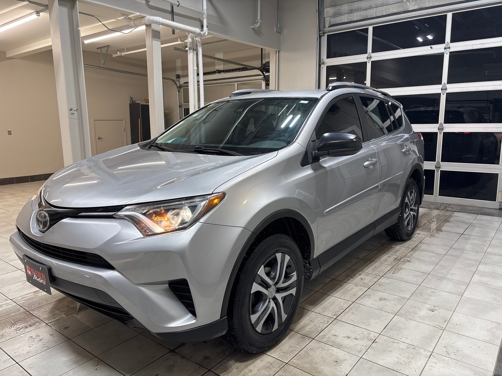2017 Toyota RAV4 LE's photo