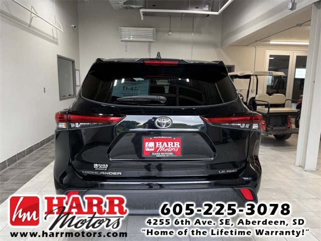 2022 Toyota Highlander LE photo 3