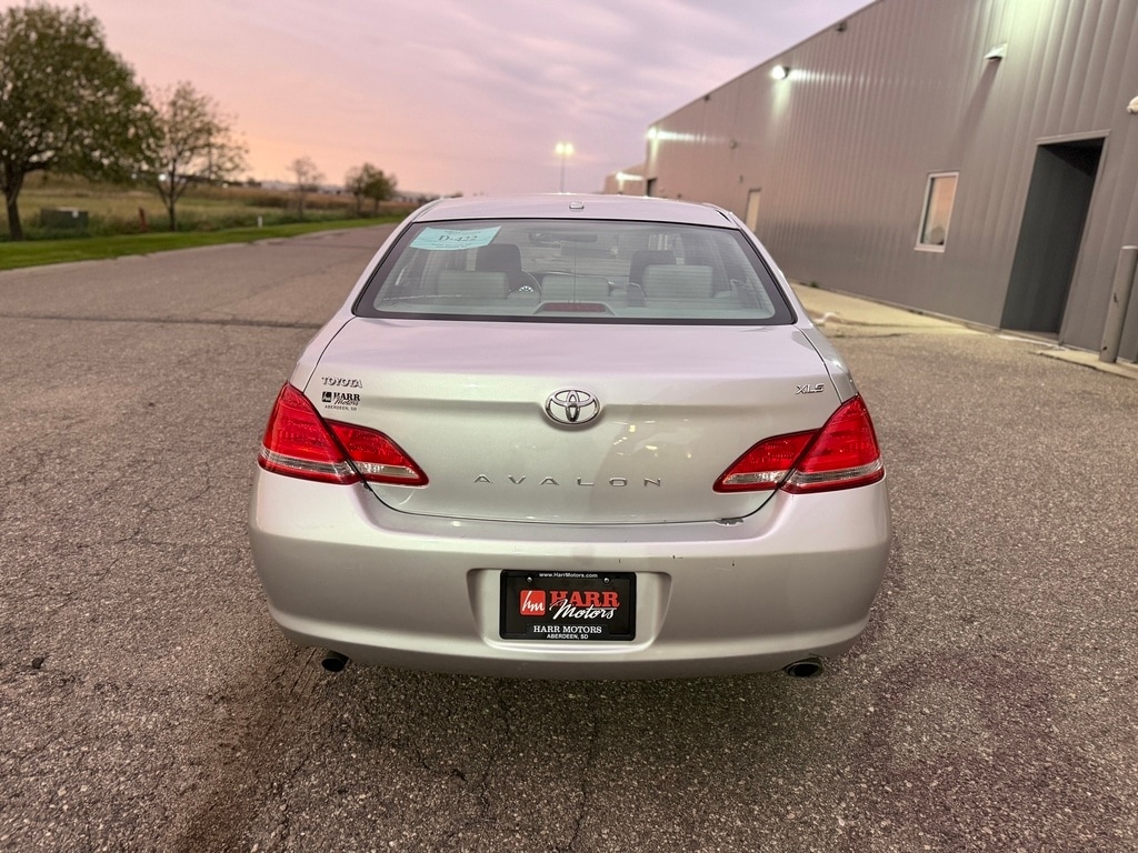 2010 Toyota Avalon XLS photo 2